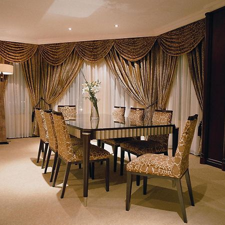 Grand Regency Doha, Trademark Collection By Wyndham Dış mekan fotoğraf A dining room