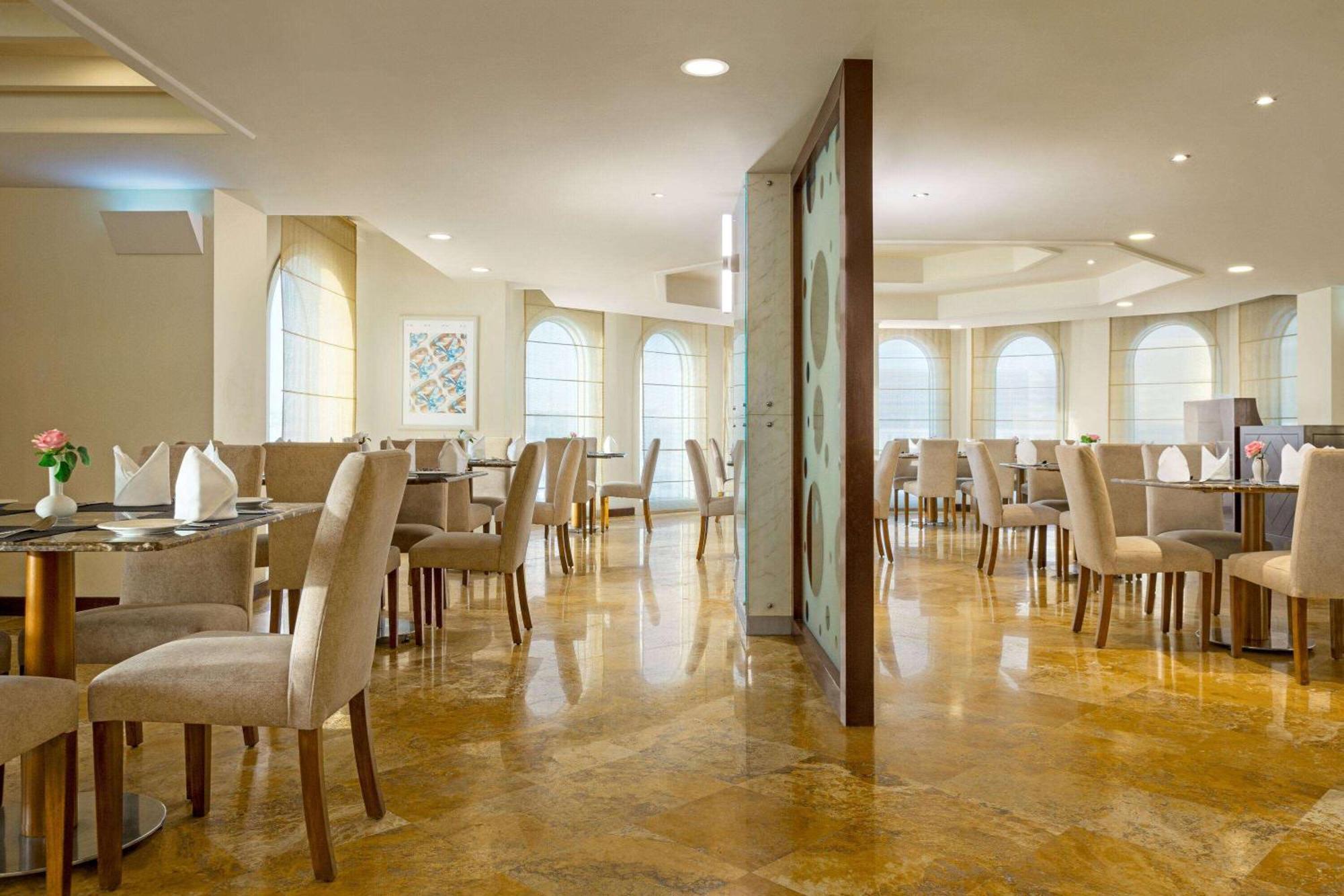 Grand Regency Doha, Trademark Collection By Wyndham Dış mekan fotoğraf The restaurant