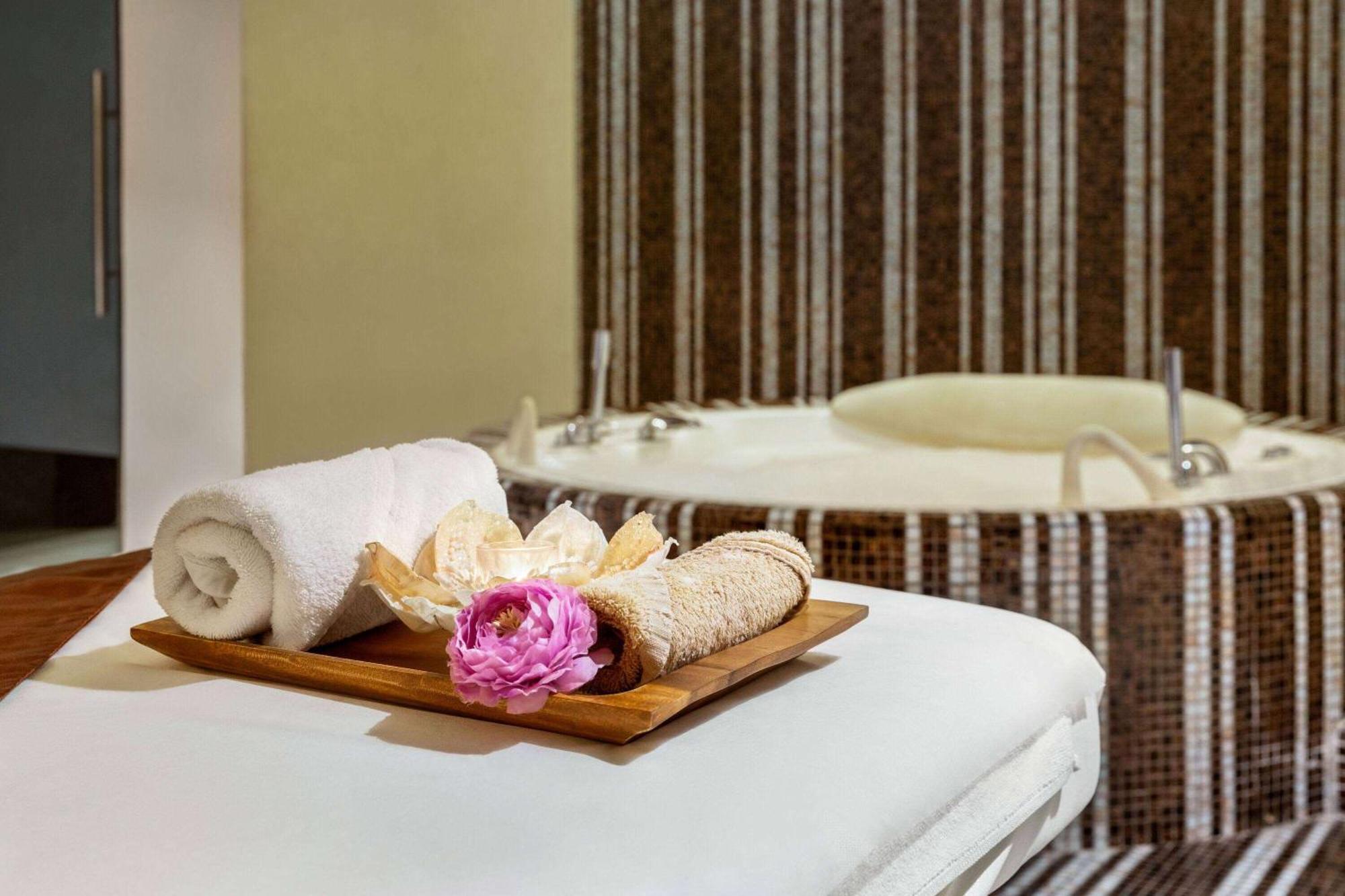 Grand Regency Doha, Trademark Collection By Wyndham Dış mekan fotoğraf Spa at the hotel