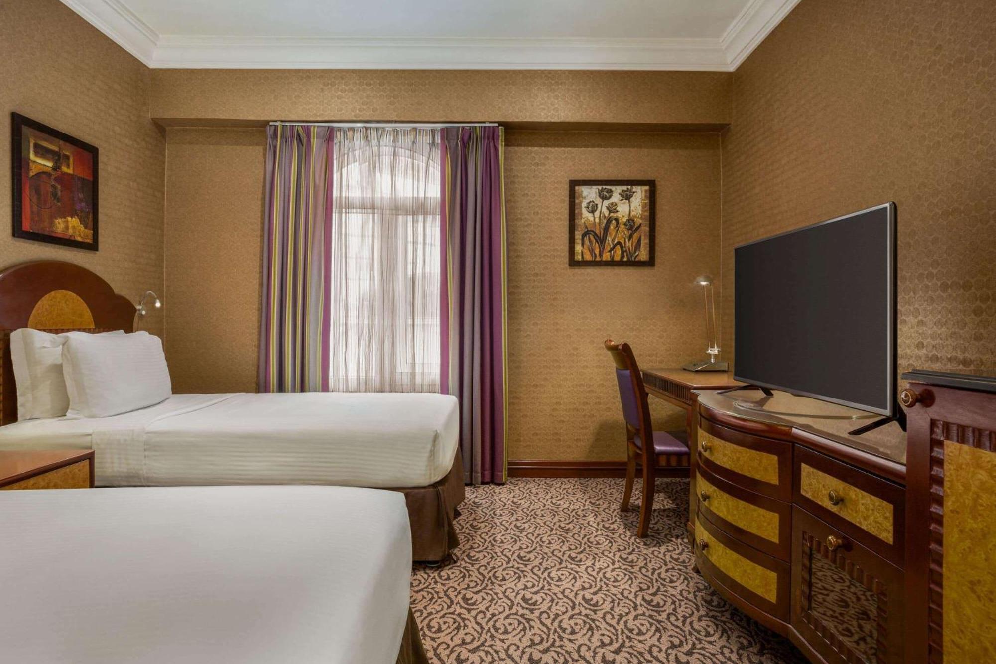 Grand Regency Doha, Trademark Collection By Wyndham Dış mekan fotoğraf A room at the Hilton London Paddington