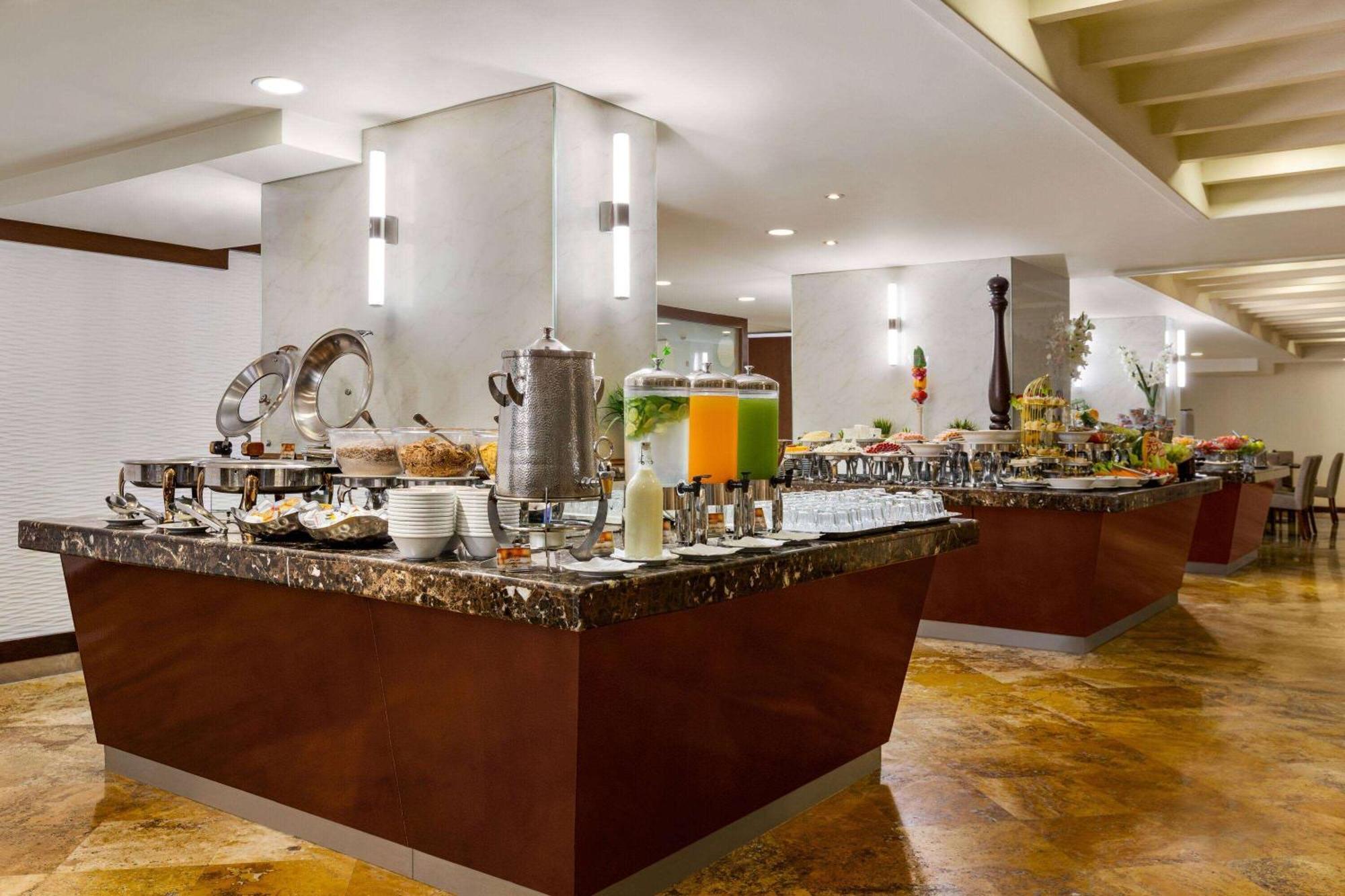 Grand Regency Doha, Trademark Collection By Wyndham Dış mekan fotoğraf The buffet at the hotel
