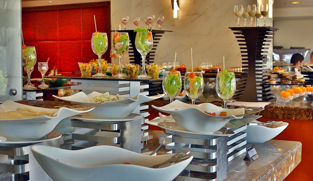 Grand Regency Doha, Trademark Collection By Wyndham Dış mekan fotoğraf A buffet at a hotel