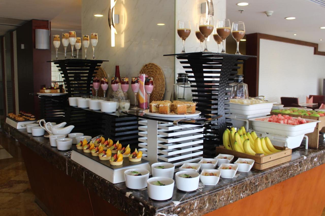 Grand Regency Doha, Trademark Collection By Wyndham Dış mekan fotoğraf A dessert buffet