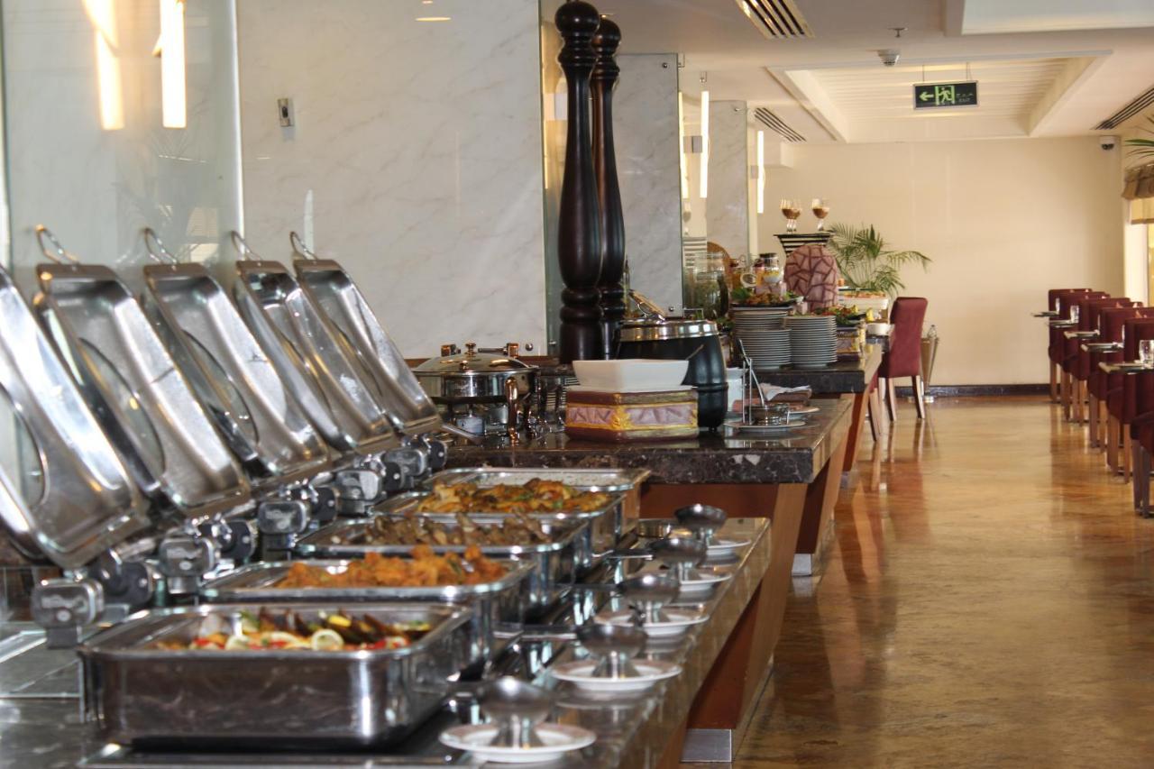 Grand Regency Doha, Trademark Collection By Wyndham Dış mekan fotoğraf A buffet at a hotel